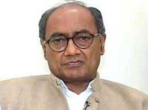 बेरोजगारों के प्रदर्शन में पहुंचे दिग्विजय सिंह